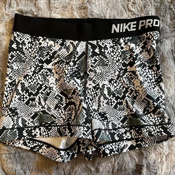 Nike Pants - Nike spandex shorts